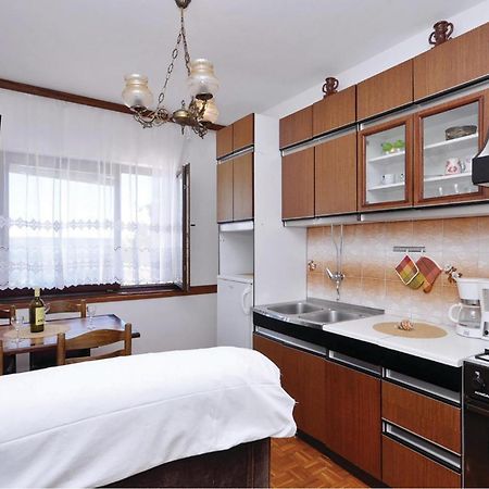 2 Bedroom Lovely Apartment In Starigrad Paklenica Exteriör bild