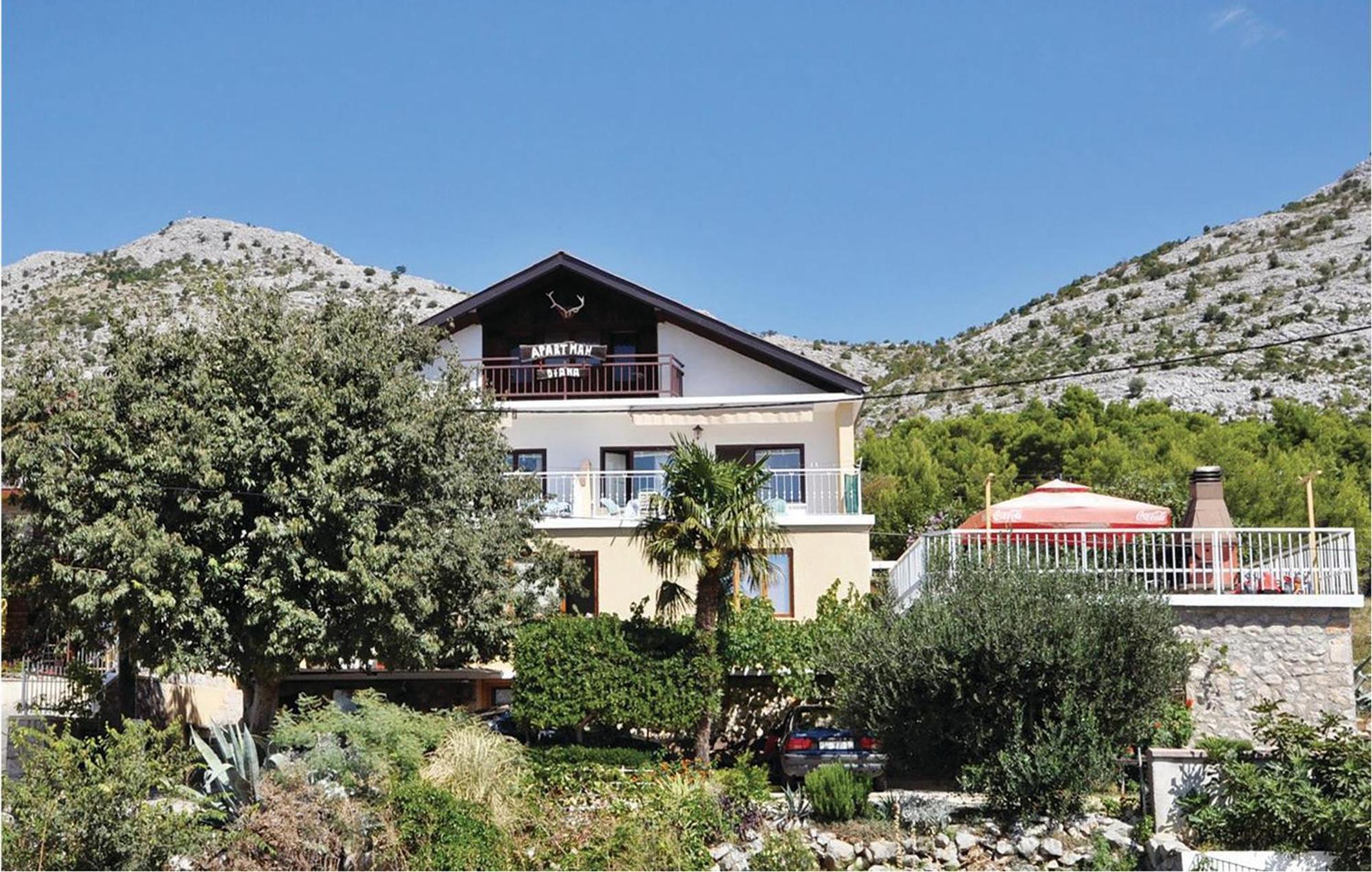 2 Bedroom Lovely Apartment In Starigrad Paklenica Exteriör bild